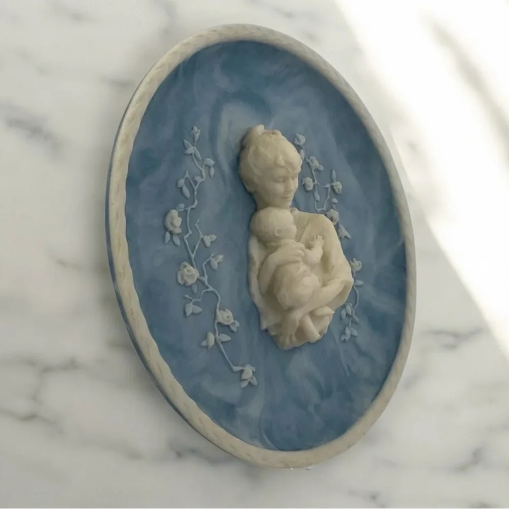 Avondale 1979 Mother Child “First Born” Cameo Plate By Frances Taylor Williams - Picture 8 of 9